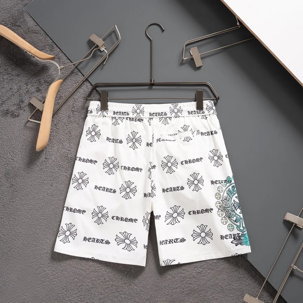 🅿️130 #V2434 [Replenishment all year round] 𝐂𝐡𝐫𝐨𝐦𝐞 𝐡𝐞𝐚𝐫𝐭𝐬 Croix heart new summer beach pants LV classic printed quick-drying three-quarter pants, same style for men and women, the fabric is made of polyester fiber for customers, stain-resistant and wrinkle-resistant, the most suitable material for summer outings It is guaranteed to be cool and comfortable enough at the same time. It is super stylish when you wear it casually. You can clearly see the texture and other things by looking at the photos. It is not an ordinary market material that can seduce a person who wants to go on vacation in minutes. Pockets on both sides. Drawstring at the waist. Very practical design, with impeccable workmanship, details and fit. Can be worn as casual pants or beach pants. A must-have for beach vacations, home leisure, gym equipment, morning running and night running. Practicality takes into account functionality. Color: Black White Size: M-XXXL